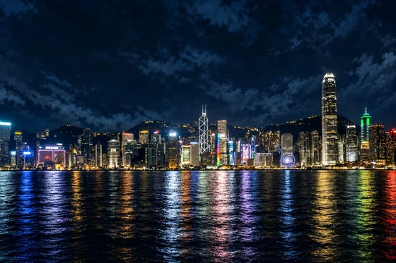 Obra gerada a partir das fotografias originais apresentadas — Hong Kong à noite